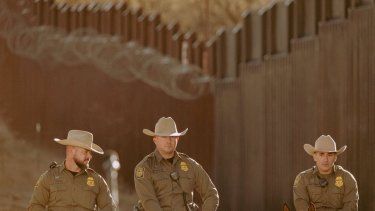 Agentes de la Patrulla Fronteriza en el muro fronterizo entre EEUU y México en Nogales, Arizona, el 4 de febrero de 2026.