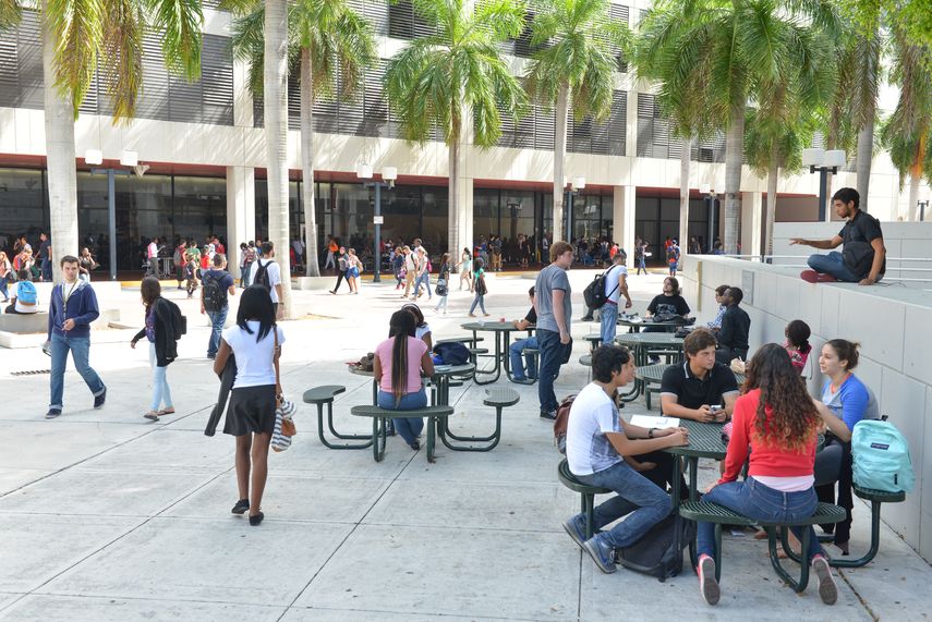 Vista parcial de una de las plazas del Wolfson Capus del Miami Dade College.