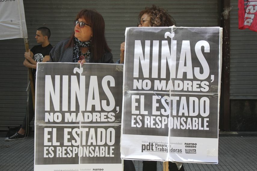Dos mujeres sostienen carteles durante una protesta junto a decenas de personas en Buenos Aires (Argentina), para pedir que se aplique la interrupción legal del embarazo (ILE) a una niña de 11 años que fue violada por la pareja de su abuela, de 65 años, en la provincia&nbsp;argentina&nbsp;de Tucumán.&nbsp;
