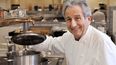 El chef francés Michel Guérard posa en la cocina de su restaurante Les prés dEugénie en Eugénie-les-Bains el 28 de noviembre de 2008.