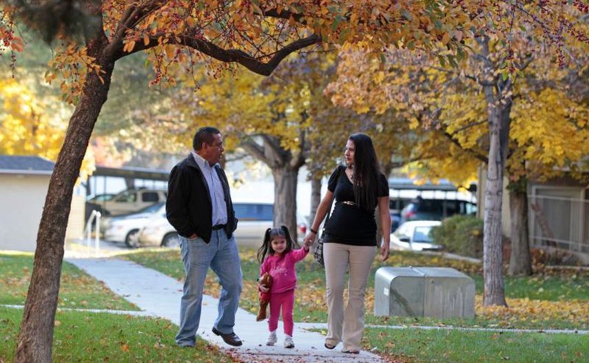 Una familia hispana camina por una calle de Utah (ARCHIVO)