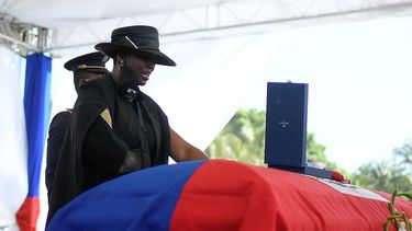 Martine Moise, viuda del presidente haitiano asesinado Jovenel Moïse, está de pie junto al féretro durante el funeral en la finca familiar en Cabo Haitiano, Haití.