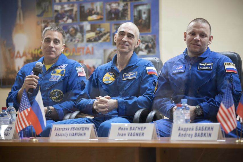 En esta imagen, distribuida por Roscosmos, (de izquierda a derecha) el astronauta estadounidense Chris Cassidy, y los cosmonautas rusos Anatoly Ivanishin e Ivan Vagner, miembros de la pr&oacute;xima tripulaci&oacute;n de la Estaci&oacute;n Espacial Internacional, durante una conferencia de prensa en el cosm&oacute;dromo de Baikonur, en Kazajist&aacute;n, el 8 de abril de 2020.&nbsp;