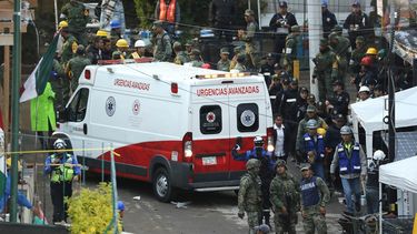 Rescatistas trabajando en la escuela Enrique Rébsamen.