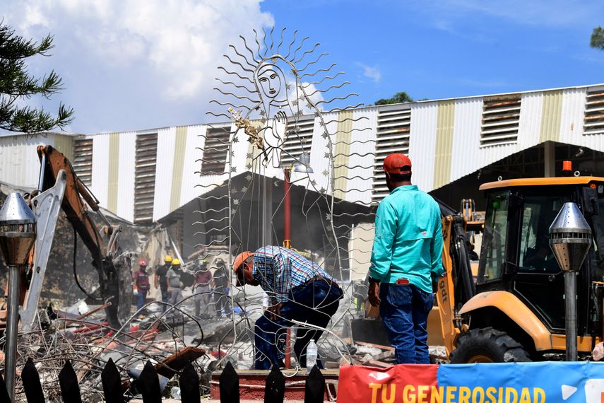Rescatistas y miembros de Protección Civil trabajan entre los escombros después de que el techo de una iglesia se derrumbara durante un bautismo en Ciudad Madero, estado de Tamapulipas, México, el 2 de octubre de 2023.&nbsp;