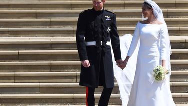 Los recién casados, el príncipe Harry y Meghan Markle fotografiados con algunos miembros de la familia detrás: Doria Ragland, madre de la ahora duquesa de Sussex; el príncipe Carlos y Camila, duquesa de Cornwall; y los duques de Cambridge, el príncipe William y Kate Middleton, junto a la pequeña princesa Charlotte. 