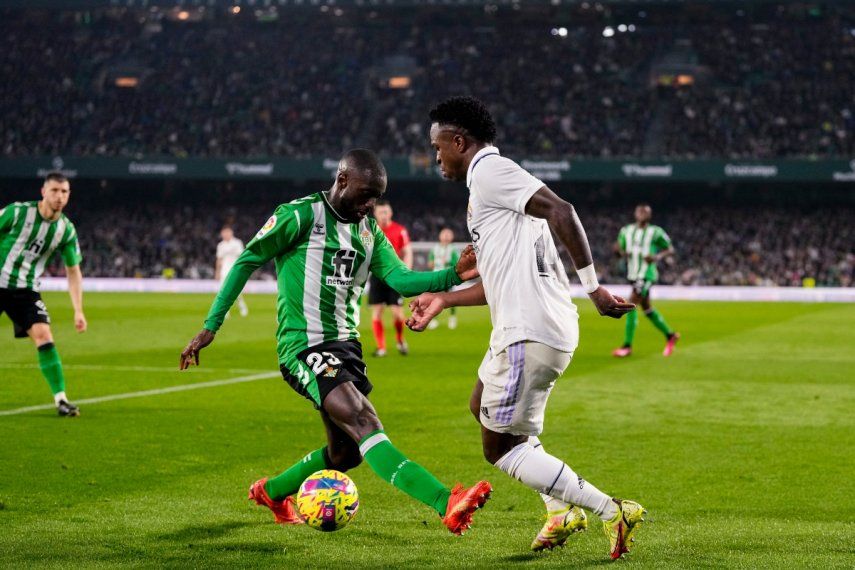 Vinicius Junior (derecha) del Real Madrid y Youssouf Sabaly del Betis pugna por el balón durante el partido de la Liga española, el domingo 5 de marzo de 2023, en Sevilla.&nbsp;