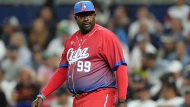 El coach de pitcheo de Cuba, Pedro Luis Lazo, durante un juego del Clásico Mundial de Béisbol 2023.
