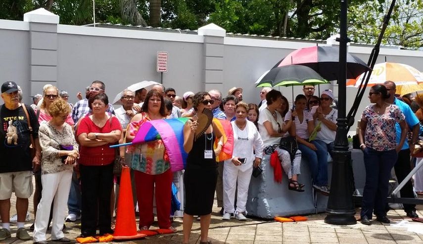 Cientos de solidarios, curiosos y familias llegan al Viejo San Juan para presenciar la boda gay masiva en Puerto Rico. (TWITTER)