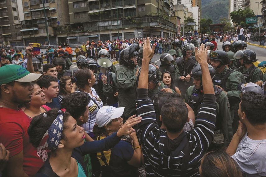 Los ciudadanos se enfrentan a la Guardia Nacional durante las protestas que a diario ocurren en todo el territorio venezolano&nbsp;