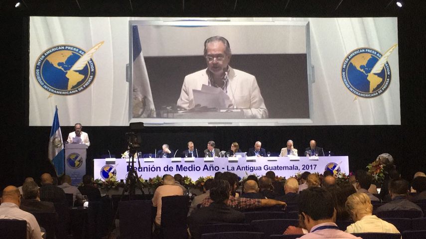 Miguel Henrique Otero ofrece el informe de la situación en Venezuela ante la Sociedad Interamericana de Prensa (SIP). 