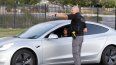La Policía de Los Ángeles orienta a las personas para que se dirijan al refugio ante la eventual explosión del tanque que contiene líquidos tóxicos. (AFP)