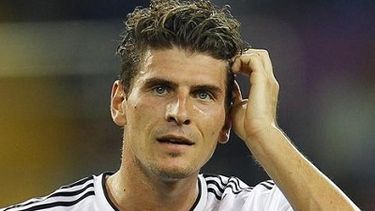 Khedira no ha jugado desde que se desgarró los ligamentos de la rodilla en noviembre pasado y su compañero mediocampista Gundogan se ha perdido casi toda la temporada por molestias en la espalda. Eso deja a los germanos sin dos piezas clave en el medio