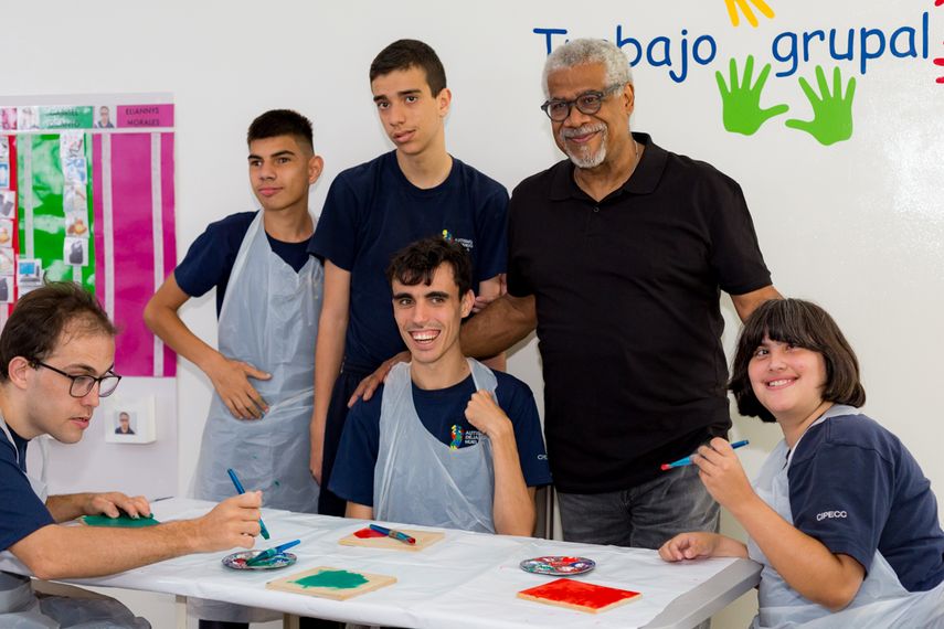 El cantautor venezolano Frank Quintero muestra su apoyo a la Fundación Autismo Dejando Huella.