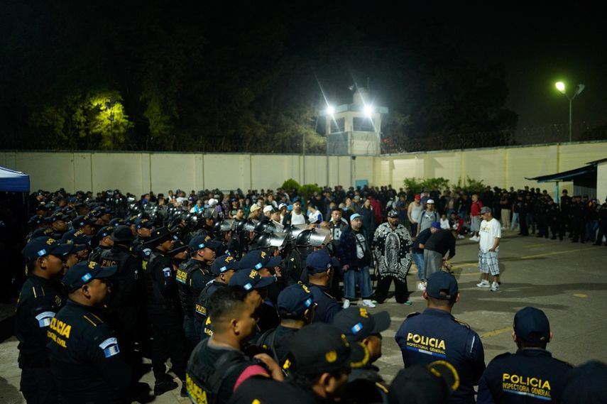 Fotografía publicada por el Ministerio del Interior de Guatemala que muestra a agentes de policía durante una redada en la prisión de Fraijanes II en la Ciudad de Guatemala el 26 de mayo de 2024. &nbsp;