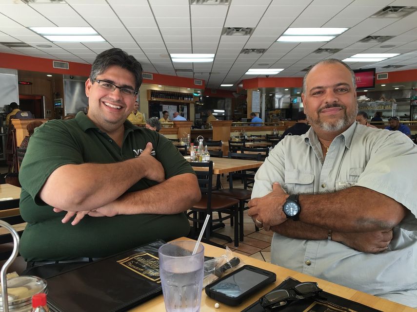 Ariel Martínez (I) y José Uz (D), fundadores de Cubans4Trump, en el restaurante Latin American Grill de Miami Lake
