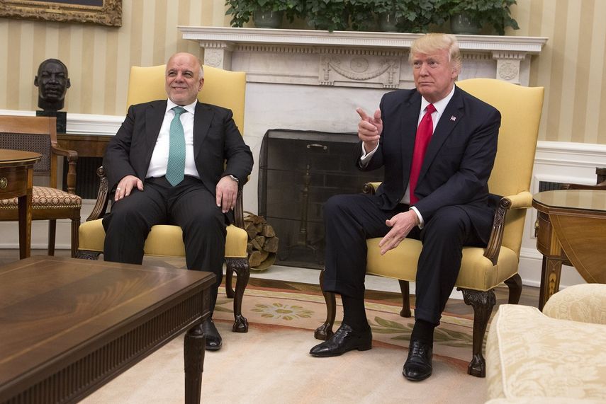 El presidente estadounidense Donald&nbsp;Trump posa junto al primer ministro de Irak Haider al-Abadi.