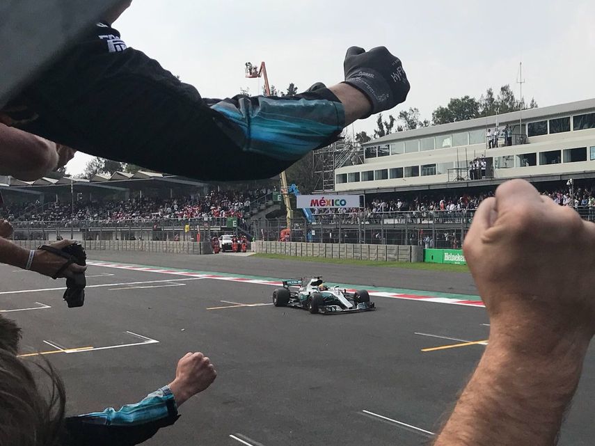 Integrantes del equipo Mercedes celebran el título de Hamilton después de cruzar la meta.&nbsp;