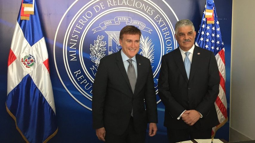 James Wally Brewster (izq.), embajador de Estados Unidos ante la República Dominicana, junto al presidente de la nación caribeña, en diciembre de 2016.