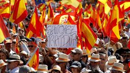 Un manifestante sostiene un cartel que dice Sánchez traidor durante una manifestación convocada por el Partido Popular (PP) para protestar contra el gobierno en Madrid el 8 de junio de 2025.&nbsp;