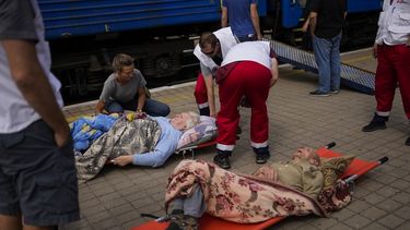 Pacientes ancianos en camillas esperan a subir a un tren de evacuación médica de Médicos Sin Fronteras en la estación de tren en Pokrovsk, en el este de Ucrania, el domingo 29 de mayo de 2022. Esperan en sillas de ruedas y en camillas, en ambulancias y en andenes de estación. Personal médico coloca rampas y lleva a los pacientes al tren medicalizado que los llevará al oeste, lejos de los combates que asolan el este de Ucrania.&nbsp;