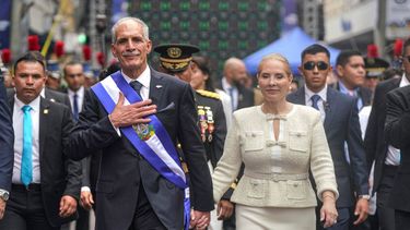 El presidente de Honduras, Nasry Asfura, y su esposa, Lissette del Cid, caminan tras la ceremonia de investidura en el Congreso hondureño en Tegucigalpa el 27 de enero de 2026.
