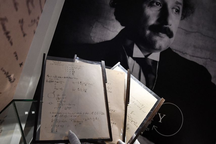Una fotografía tomada el 22 de noviembre de 2021 muestra las páginas de un manuscrito preparatorio a la teoría de la relatividad general de Albert Einstein, durante su presentación un día antes de ser subastado en la casa de subastas Christies en París.