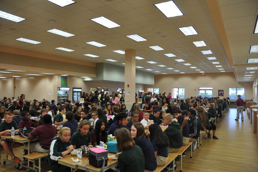 Los adolescentes son estudiantes del colegio The Villages Charter Middle School.