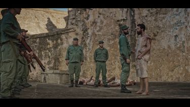 El actor Albertico Pujols (izq.), y los actores Frank Egusquiza y Héctor Medina en primer plano, en una escena de Plantados.&nbsp;