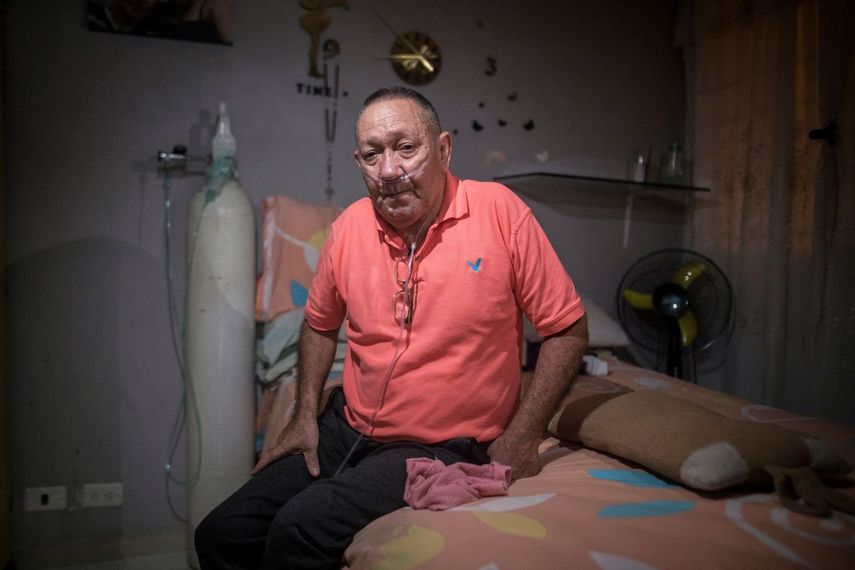 Víctor Escobar en su casa después de una entrevista en Cali, Colombia, el jueves 6 de enero de 2022. Escobar será el primer colombiano en recibir la eutanasia legalmente sin ser un paciente terminal. La eutanasia para pacientes terminales es legal en Colombia.&nbsp;
