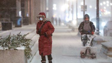 Una mujer cruza la calle mientras desafía el clima invernal antes de las vacaciones de Navidad, en Chicago el 22 de diciembre de 2022.