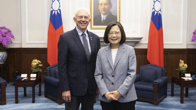 En esta imagen, distribuida por la oficina presidencial de Taiwán, la presidenta de Taiwán, Tsai Ing-wen (derecha), posa con el diputado republicano estadounidense Jack Bergman, en Taipéi, Taiwán, el 28 de marzo de 2024. 
