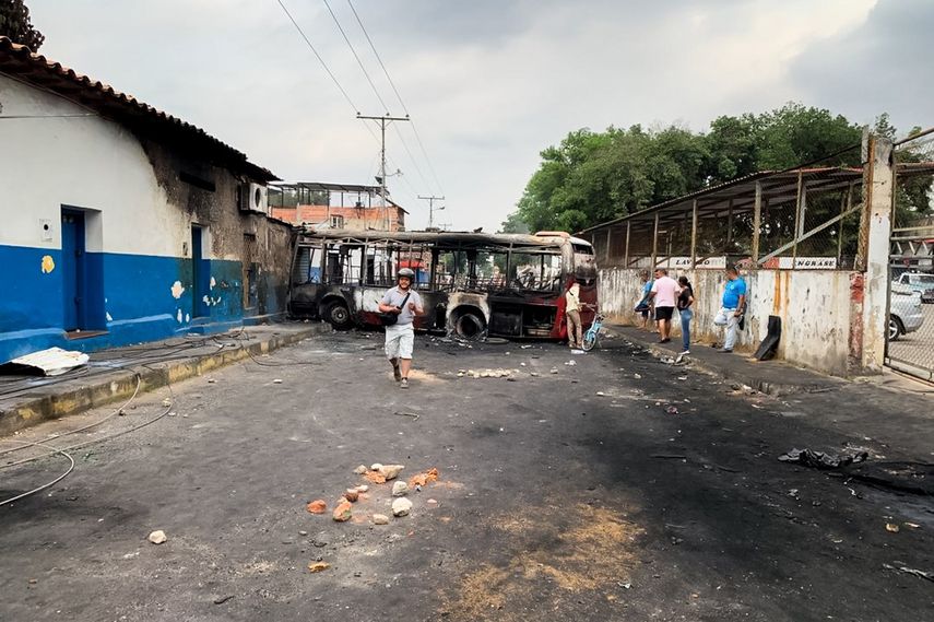 Vista de un autobús carbonizado en una de las calles aledañas al Puente Internacional Francisco de Paula Santander, en el municipio venezolano de Ureña, fronterizo con Colombia.