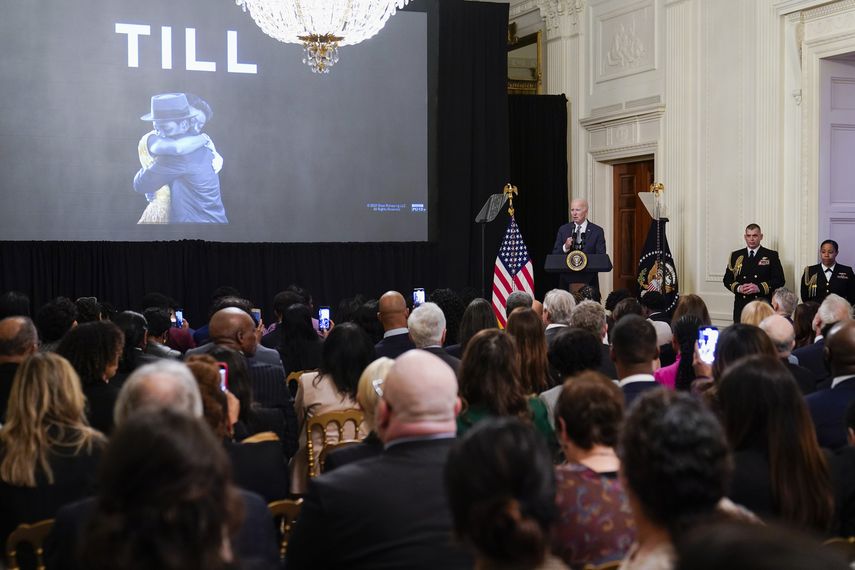 El president Joe Biden habla antes de una función de la película Till en la Sala Este de la Casa Blanca en Washington, el 16 de febrero de 2023. La película relata el linchamiento del adolescente Emmett Till en 1955 y la búsqueda de justicia por parte de su madre.