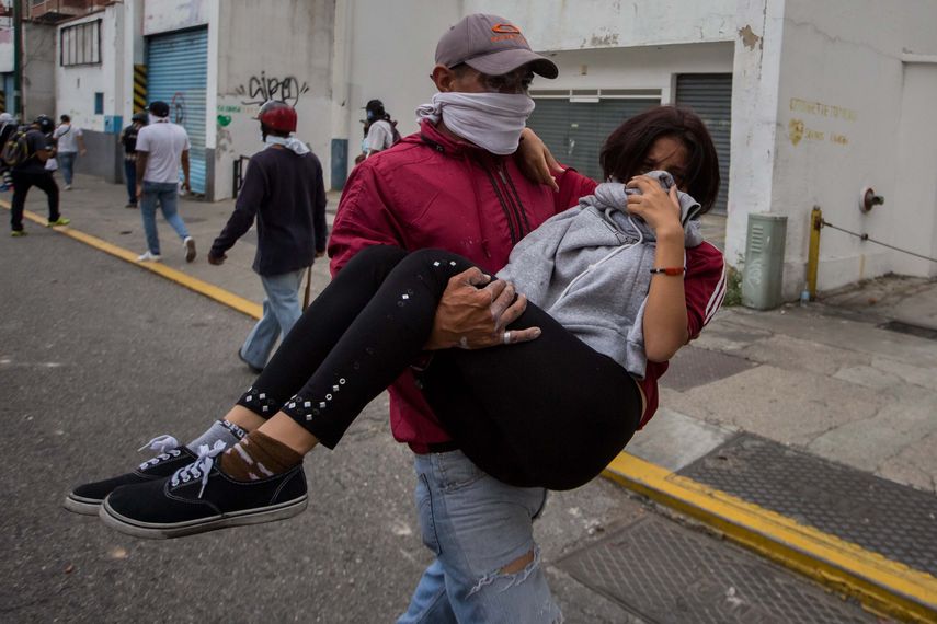 Manifestantes opositores replegados tras intenso ataque por parte de funcionarios militares.&nbsp;