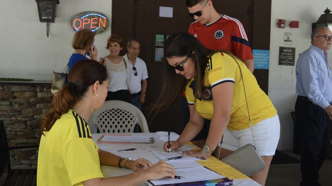 Una colombiana firma en apoyo de una iniciativa que busca eliminar la JEP, en Colombia.