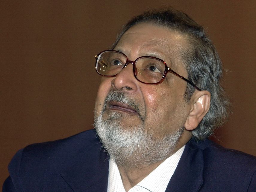 El escritor nacido en Trinidad y Tobago en 1932 pero de origen indio y nacionalizado británico, V.S.&nbsp;Naipaul&nbsp;(d), Premio Nobel de Literatura 2001.