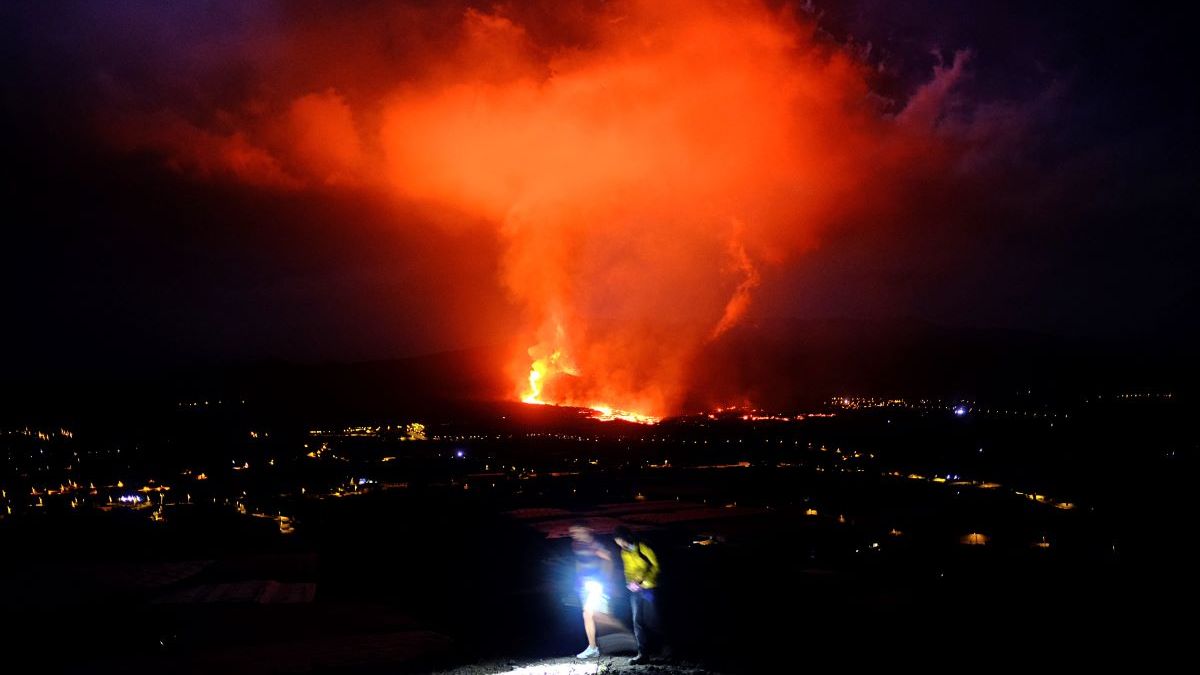Aeropuerto en Islas Canarias cierra por ceniza volcánica