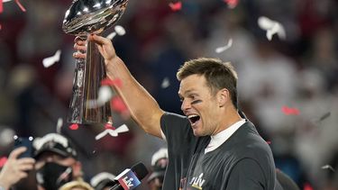 El mariscal de campo de los Tampa Bay Buccaneers, Tom Brady, celebra con el Trofeo Vince Lombardi después del partido de fútbol americano del Super Bowl 55 de la NFL contra los Kansas City Chiefs el domingo 7 de febrero de 2021 en Tampa, Florida. Los Buccaneers derrotaron a los Chiefs 31-9 para ganar el Super Cuenco.&nbsp;