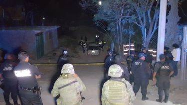 Al lugar llegaron miembros del Ejército mexicano, policías federales, estatales y peritos de la Fiscalía estatal, que realizaron diligencias durante unas tres horas para sacar los cuerpos del vehículo.