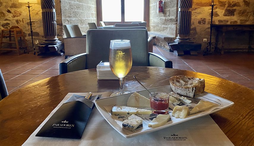 Tabla de quesos de la zona y una buena cerveza, en Benavente.