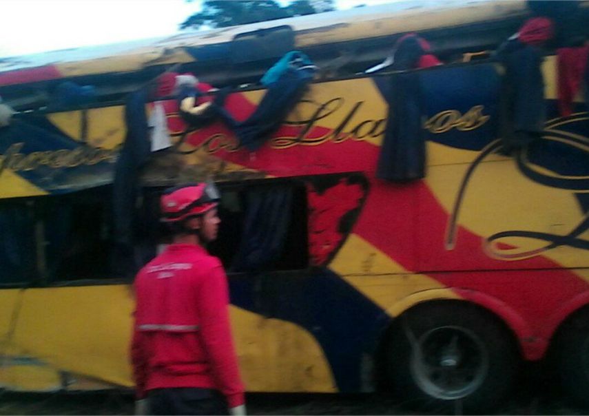 El autobús se volcó &nbsp;en el sector El Cintillo vía al pueblo de Guasipati, en horas de la madrugada de este viernes y los organismos de seguridad del estado atendieron el suceso