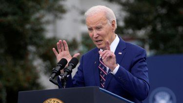 El presidente Joe Biden habla sobre empleos durante una visita a la fábrica de semiconductores Wolfspeed, Inc., en Durham, Carolina del Norte, el martes 28 de marzo de 2023. 