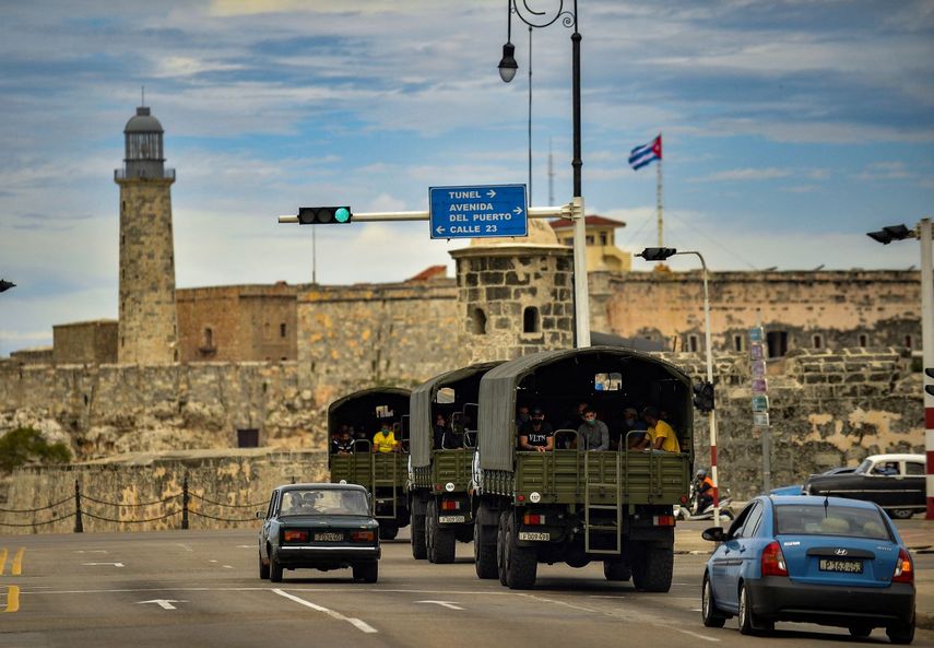 Camiones cerca del Morro de La Habana con represores del régimen vestido de civil.&nbsp;