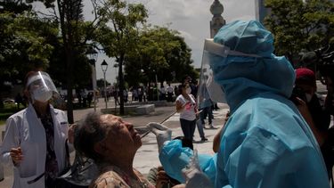 Un trabajador de salud realiza pruebas gratuitas de COVID-19 en una cabina m&oacute;vil, en la plaza El Salvador del Mundo, en San Salvador, el 27 de julio de 2020.&nbsp;