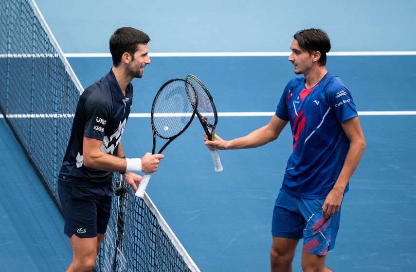 Djokovic y Lorenzo Sonego se saludan tras el encuentro en el que el italiano derrotó, en dos sets, al número 1 de la ATP