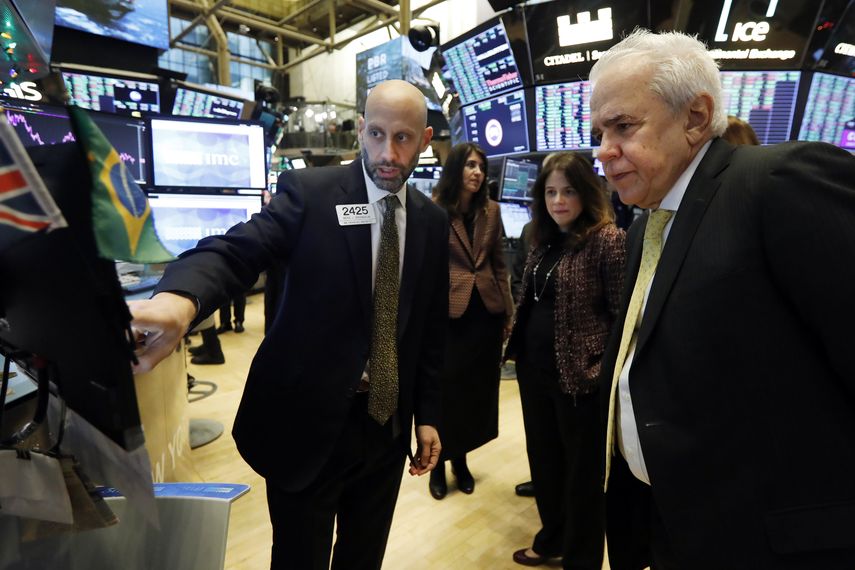 El director general de Petrobras, Roberto Castello Branco, habla con el especialista Meric Greenbaum en la Bolsa de Valores de Nueva York.