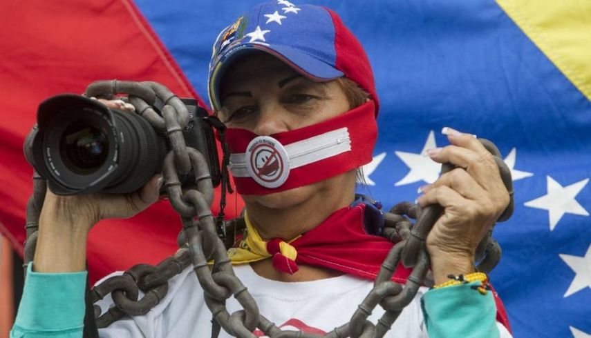 Una manera de callar a la prensa independiente en Venezuela ha sido a través de la compra de medios de comunicación.