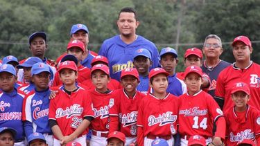 Cabrera ha realizado, junto a otros jugadores, clínicas de béisbol en diferentes lugares. (ARCHIVO)