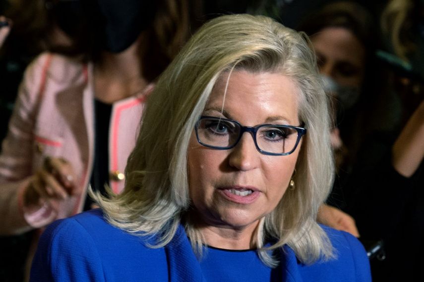 La representante republicana Liz Cheney habla con la prensa en el Capitolio el miércoles 12 de mayo del 2021 tras ser destituida de su puesto en la conducción de la minoría republicana de la Cámara baja por su alianza con el partido demócrata para enjuiciar al expresidente Donald Trump.